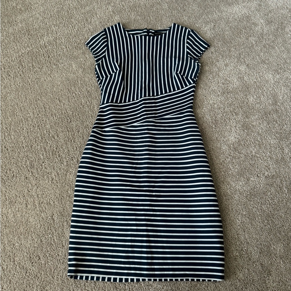 Navy and White Banana Republic work dress - Picture 5 of 7